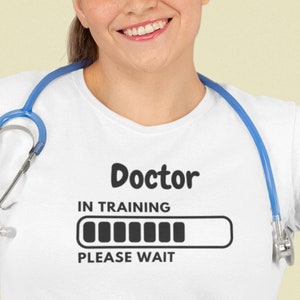 Doctor - In Training: Please Wait T-Shirt with Graphic Loading Bar Funny New or Student Doctor shirt Gift for new Doctors