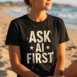 Camiseta "Pregúntale primero a la IA", camiseta vintage desgastada con IA, camiseta retro con humor tecnológico, camiseta con estampado grunge, camiseta para nerds, regalo para programadores, camiseta de estilo desteñido