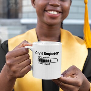 Può includere: Una tazza in ceramica bianca con un design nero che recita "Civil Engineer In Training" con una barra di avanzamento e il testo "Please Wait".