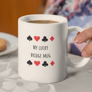 Tazza My Lucky Bridge Gioca bene alle tue carte con l'elegante tazza da gioco Bridge Grafica del vestito delle carte per la fortuna Regalo perfetto per gli appassionati di bridge