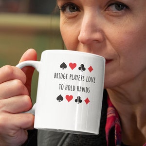 A los jugadores de bridge les encanta tomarse de la mano. ¡Disfruta de la diversión del juego de cartas con nuestra taza inspirada en trajes! Regalo perfecto para entusiastas de las cartas. Regalo para jugadores de bridge.
