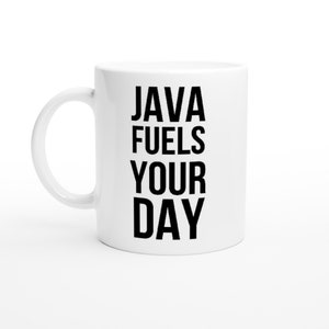Puede incluir: Taza de café de cerámica blanca con texto negro que dice "JAVA FUELS YOUR DAY".