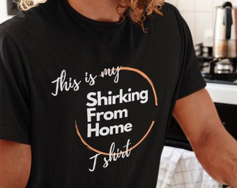 Bleiben Sie bequem und stilvoll mit unserem 'This is my Shirking from Home' T-Shirt - Perfekt für Fernarbeitstage! WFH Shirt Geschenk für Telearbeiter