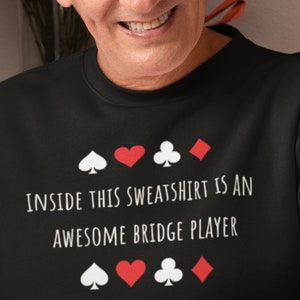Migliora il tuo stile di gioco con la nostra esclusiva felpa Bridge Player: libera la tua passione per il bridge con la grafica alla moda dei semi delle carte!