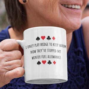 Bridge Spiel Tasse - Card Suit Grafiken & 'Ich spiele nur Bridge um Warm zu bleiben' Slogan Geschenk für Bridge Spieler, toller Strumpffüller für Weihnachten