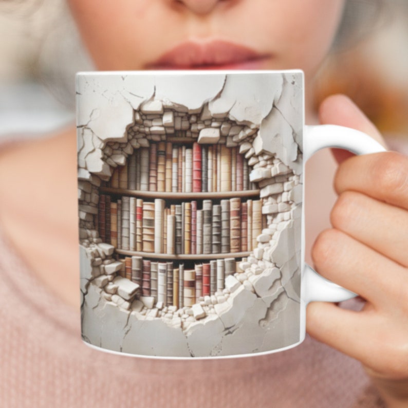 K&ouml;nnte beinhalten: Wei&szlig;e Keramik-Tasse mit einem Design eines B&uuml;cherregals, das durch eine zerbrochene Wand sichtbar wird. Das B&uuml;cherregal ist mit B&uuml;chern in Braun-, Rot- und Beiget&ouml;nen gef&uuml;llt. Die Tasse hat einen wei&szlig;en Henkel und eine glatte Oberfl&auml;che.