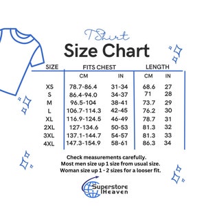 Pu&ograve; includere: Tabella delle taglie della t-shirt con misure in pollici e centimetri. La tabella mostra la taglia, la misura del petto e la lunghezza per le taglie XS a 4XL.