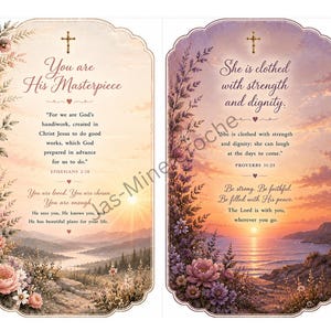 Könnte beinhalten: Zwei vertikale rechteckige Plaketten mit gewellten Rändern, die Sonnenuntergangslandschaften, florale Bordüren und religiöse Texte zeigen. Die linke Plakette zeigt ein Gebirgstal mit dem Text You are His Masterpiece. Die rechte Plakette zeigt einen Küstensonnenuntergang mit dem Text She is clothed with strength and dignity. Beide enthalten ein kleines goldenes Kreuz an der Oberseite.