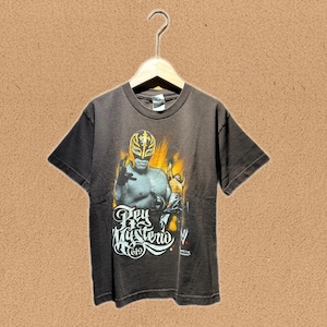2008 WWE/ ミステリオ 総柄 レスリング Tシャツ USED］ 2008 