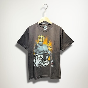 2008 WWE/ ミステリオ 総柄 レスリング Tシャツ WWE SUPERSTARS トリプルH ミステリオ ゴールドバーグ 古着TEE