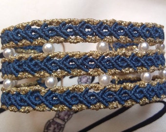 Blauw en goud micro-macramé manchetarmband