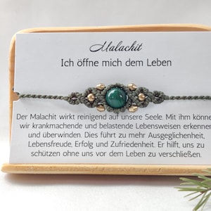 Bracelet en macramé en malachite avec pierre précieuse et carte de signification, livré dans un BioBag