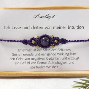Bracelet en macramé améthyste avec pierre précieuse et carte de signification, livré dans un BioBag