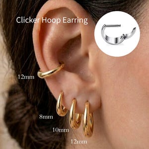 Puede incluir: Un conjunto de pendientes de aro tipo clicker dorados en varios tamaños, etiquetados como 8mm, 10mm y 12mm. Los pendientes tienen un acabado liso y pulido con un mecanismo de bisagra. Un gráfico insertado muestra un aro plateado abierto.