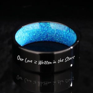 ユニークな結婚指輪：ブルーオパールインレイ、パーソナライズされた刻印、暗闇で光る婚約指輪