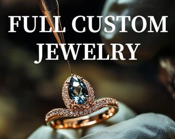 Puede incluir: Un anillo hecho a medida con una piedra preciosa azul en forma de pera y un halo de diamantes más pequeños. El anillo está engastado en oro rosa y está siendo trabajado por un joyero. El texto "FULL CUSTOM JEWELRY" se muestra en blanco.