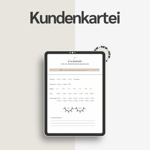 Może przedstawiać: Cyfrowy tablet wyświetlający formularz rejestracyjny klienta dla przedłużania rzęs. Formularz zawiera sekcje dotyczące kształtu oka, grubości rzęs i notatek. Tekst "Kundenkartei" znajduje się u góry, z naklejkami "NEW" z boku.