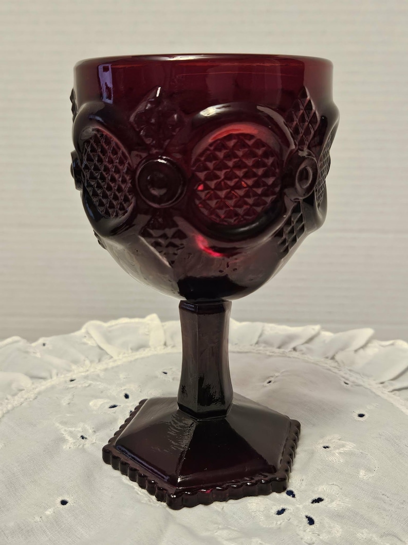 Op de afbeelding: Set van drie keramische mokken met een gespikkelde, matte afwerking. De mokken zijn in cr&egrave;me, lichtgrijs en donkergrijs. Elke mok heeft een eenvoudig, minimalistisch ontwerp.