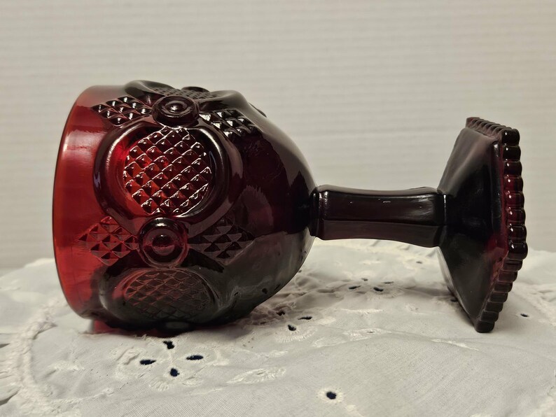 Avon Ruby Red 1876 Cape Cod Collection (1) Water Goblet 6" T x 3.5" R per box afbeelding 7