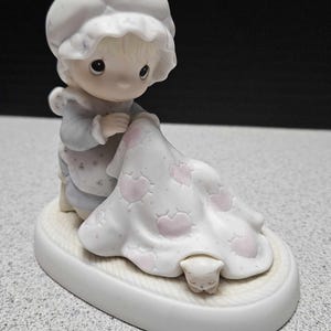 Precious Moments 1984 #12009 &quot;Love Covers All&quot; Excellent Vintage Condition 5&quot; tall