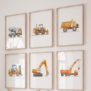 Könnte beinhalten: Ein Set aus sechs Aquarell-Drucken mit verschiedenen Baumaschinen, darunter ein Betonmischer, ein Bulldozer, ein Kipplaster, ein Gabelstapler, ein Bagger und ein Kran. Die Drucke sind in einem hellen Holzrahmen gerahmt und an einer weißen Wand ausgestellt. Die Drucke sind Teil einer Kinderzimmer-Kollektion.
