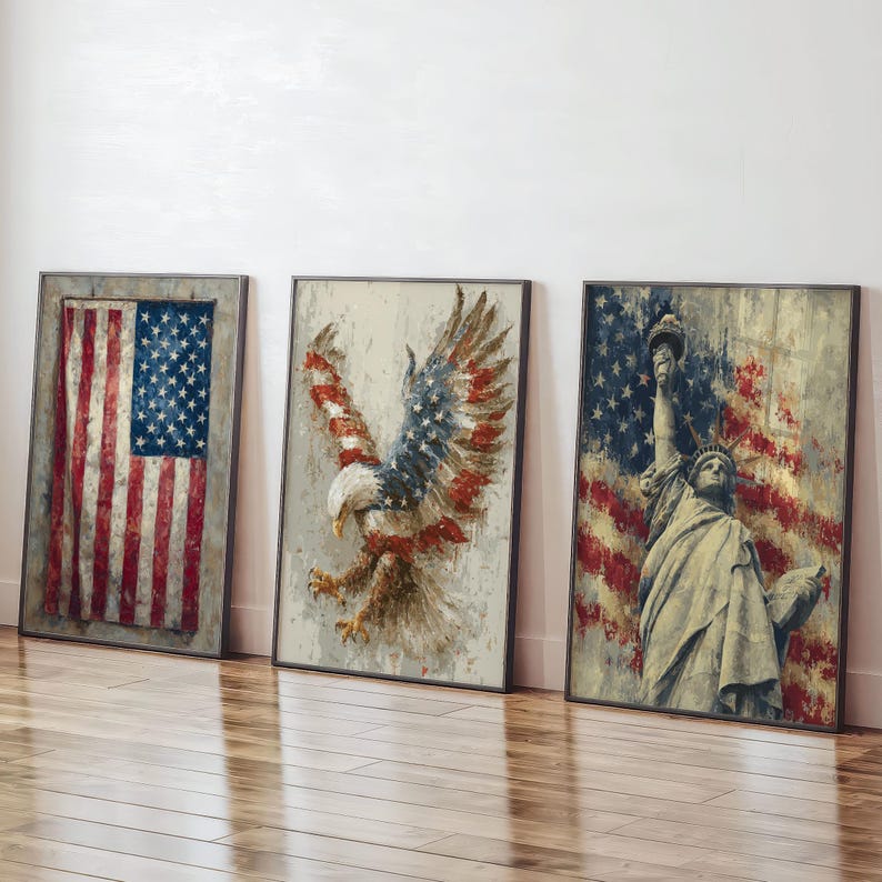 K&ouml;nnte beinhalten: Drei gerahmte Kunstwerke mit patriotischen Themen. Das erste zeigt die amerikanische Flagge, das zweite einen Adler mit ausgebreiteten Fl&uuml;geln und das dritte die Freiheitsstatue mit der amerikanischen Flagge im Hintergrund. Alle im Used-Look.