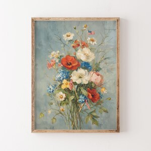Pu&ograve; includere: Stampa floreale incorniciata con un bouquet di fiori colorati, tra cui papaveri rossi, margherite bianche e ortensie blu. Piccole bandiere americane sono poste tra i fiori. L'opera d'arte ha uno stile vintage.