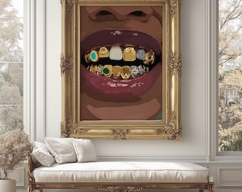 Puede incluir: Una obra de arte enmarcada con un marco dorado ornamentado, que representa un primer plano de una boca con dientes de oro y con incrustaciones de joyas. Los labios son de un color burdeos intenso. La obra de arte se exhibe sobre un banco blanco con marco de madera.