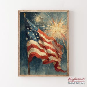 K&ouml;nnte beinhalten: Ein gerahmter Druck der amerikanischen Flagge, die im Wind weht, mit Feuerwerk im Hintergrund. Die Flagge zeigt rote und wei&szlig;e Streifen und ein blaues Feld mit wei&szlig;en Sternen. Das Kunstwerk hat einen Vintage- und malerischen Stil.