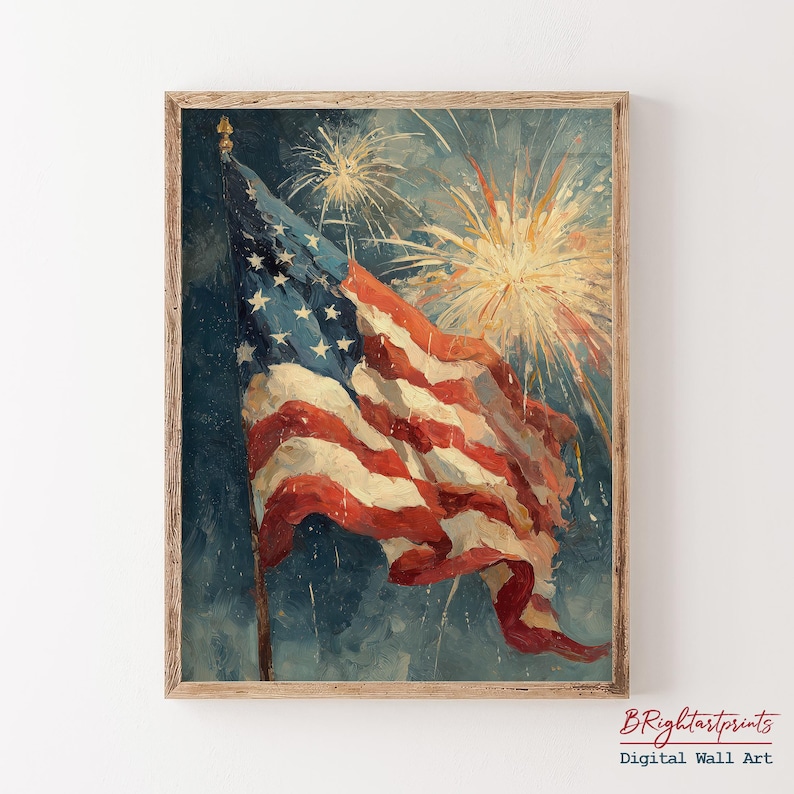 K&ouml;nnte beinhalten: Ein gerahmter Druck der amerikanischen Flagge, die im Wind weht, mit Feuerwerk im Hintergrund. Die Flagge zeigt rote und wei&szlig;e Streifen und ein blaues Feld mit wei&szlig;en Sternen. Das Kunstwerk hat einen Vintage- und malerischen Stil.