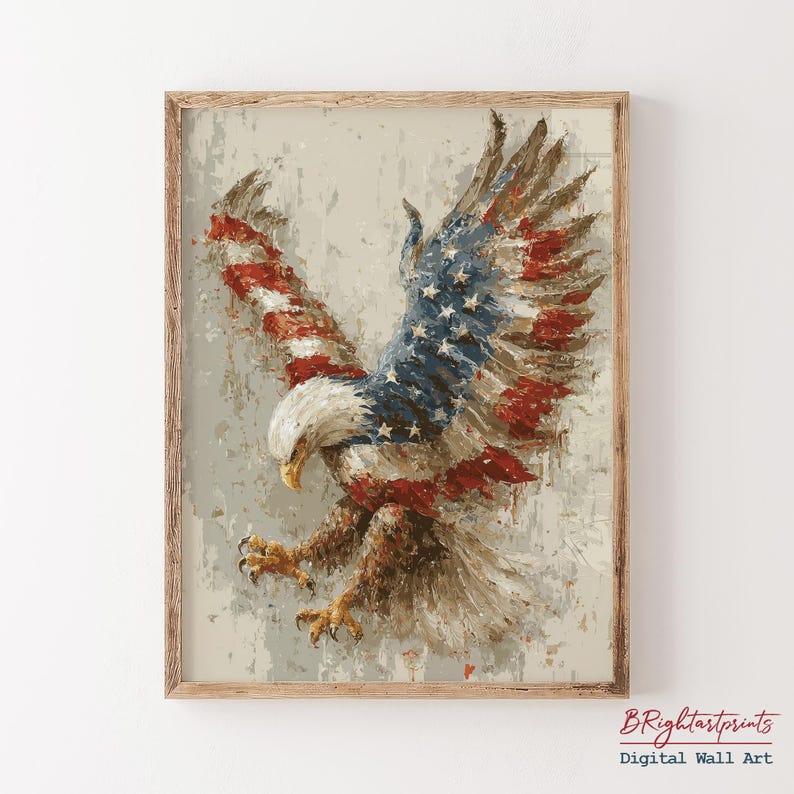 K&ouml;nnte beinhalten: Gerahmter digitaler Wandkunstdruck eines amerikanischen Wei&szlig;kopfseeadlers mit ausgebreiteten Fl&uuml;geln, gemalt im Stil der amerikanischen Flagge. Die Federn des Adlers sind rot, wei&szlig; und blau. Das Kunstwerk befindet sich in einem Holzrahmen.