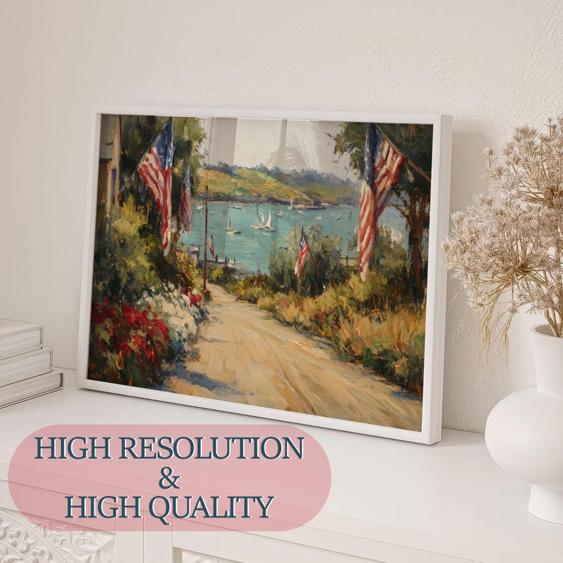 Pu&ograve; includere: Un dipinto incorniciato raffigura una scena costiera con una strada sterrata che conduce a una baia con barche a vela. Le bandiere americane sono appese su entrambi i lati della strada. Il dipinto ha una cornice bianca e il testo "HIGH RESOLUTION & HIGH QUALITY" in basso.