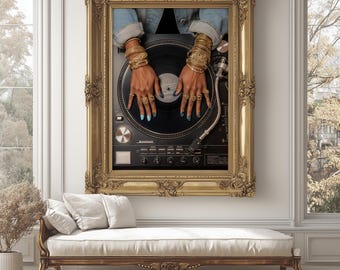 Puede incluir: Una obra de arte enmarcada que presenta una mesa de mezclas de DJ con un disco. Las manos, adornadas con joyas de oro y esmalte de uñas azul, están colocadas sobre el disco. La obra está enmarcada en un marco dorado adornado, montada en una pared blanca.