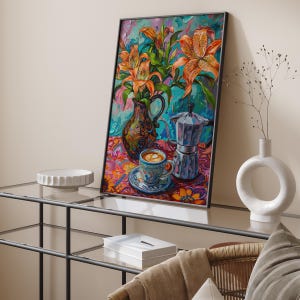 以下が含まれることがあります： オレンジ色のユリの花束が青と茶色の花瓶に活けられ、ラテ入りのコーヒーカップと銀色のコーヒーポットが赤と青の模様のテーブルクロスの上に置かれた静物画です。