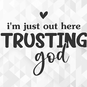Può includere: Uno sfondo bianco con una grafica in bianco e nero che dice "i'm just out here TRUSTING god" con un piccolo cuore sopra il testo.