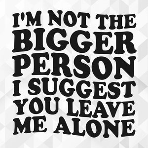 Może przedstawiać: Czarno-biała grafika z tekstem "I'M NOT THE BIGGER PERSON I SUGGEST YOU LEAVE ME ALONE". Tekst jest pogrubiony, z zaokrągloną czcionką, na białym geometrycznym tle.