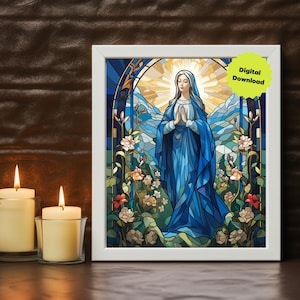 Puede incluir: Un diseño de vitral con una mujer en una túnica azul con las manos juntas en oración. La mujer está rodeada de flores y un paisaje montañoso. La imagen está enmarcada en blanco.