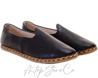 Jemenitische Damenschuhe aus schwarzem Leder: Handgefertigte türkische Slip-Ons
