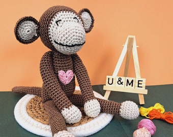 Affen-Amigurumi-Stofftier, gehäkeltes Herz auf der Brust, 28 cm Kuscheltierpuppe als Mutterschaftsgeschenk, weiches Baby-Plüschtier als Geschenk, handgefertigtes Produkt