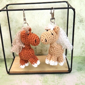 Horse keychain amigurumi, pony 9cm crocheted, in different colors, personalized