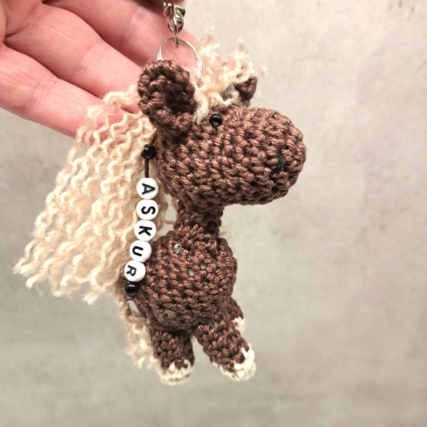 Pferd Schlüsselanhänger Amigurumi, Pony 9cm Häkelplüsch, in verschiedenen Farben, tierisches Kuscheltier mit stabilem Verschluss, personalisiert