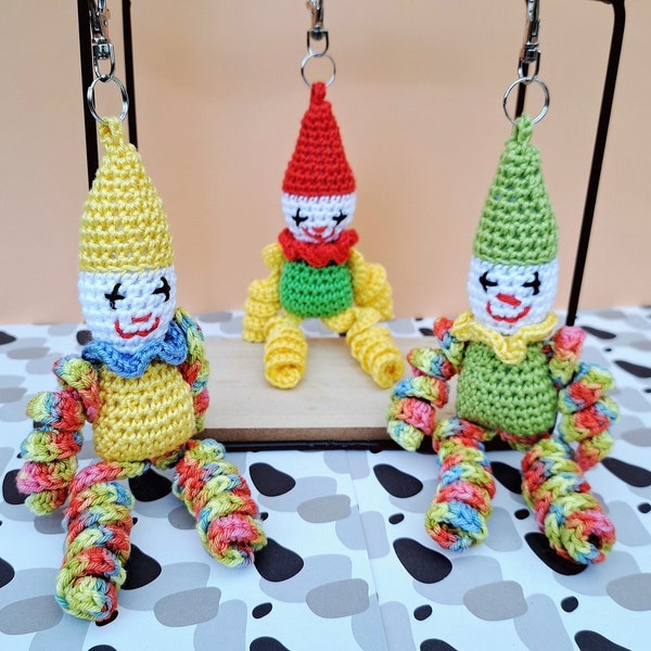 Clown amigurumi porte-clés, 16cm crochet peluche squish peluche pendre, pendentif sac à dos crochet animal en peluche, poupée tricotée cadeau arc-en-ciel