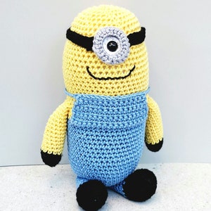 Gehäkeltes Minion-Stofftier, 20 cm großes Amigurumi-Plüschtier, Kindergeschenk, fröhliches Kuscheltier mit baumelnden Armen und Beinen, handgemachtes Puppenprodukt