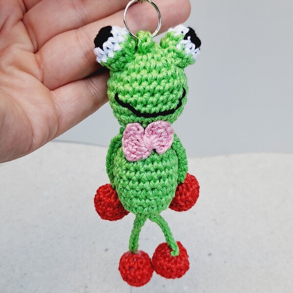 Frosch-Amigurumi-Schlüsselanhänger, 8 cm großes gehäkeltes Kuscheltier, grüner Plüsch-Anhänger, Rucksack-Anhänger, Zirkus-Stofftier, gestricktes Puppengeschenk