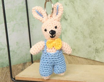 Llavero de conejo amigurumi, animal de 11 cm con pantalones y lazo, muñeco hecho a mano