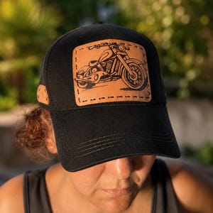 Casquette de motard en cuir faite main avec écusson, style trucker.