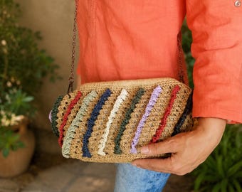 Handgefertigte Umhängetasche aus Bastgehäkel, farbenfrohe, gestreifte Boho-Sommertasche