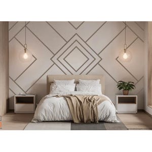 Peut inclure: Chambre moderne avec tête de lit beige, literie blanche et plaid beige. Deux tables de chevet blanches encadrent le lit, chacune avec une petite lampe. Le mur présente un motif géométrique et deux suspensions globe.