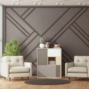 Könnte beinhalten: Zwei beige Sessel mit Knopfheftung stehen gegenüber einem modernen Schrank mit geometrischem Design. Der Schrank hat eine helle Holzplatte und Regale in einem hellgrauen und braunen Farbschema. Die Wand hinter dem Schrank hat ein geometrisches Muster aus braunen Linien auf grauem Hintergrund.