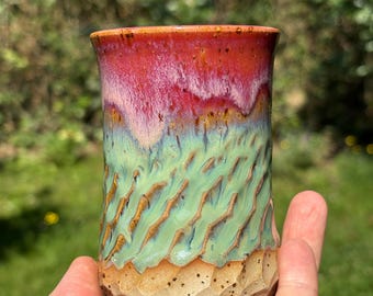 Vaso o bicchiere alto in gres lavorato a mano nei colori rosso, blu e verde sfumati.